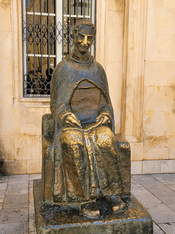A well-worn bronze statue of Martin Druzic in Dubrovnik